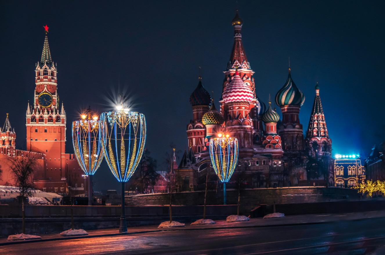 Предполагается, что к 14&ndash;16 декабря оформление улиц будет завершено, а главную елку столицы установят во второй половине декабря на Соборной площади Кремля