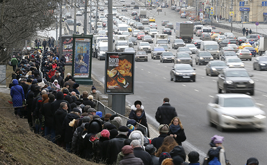 Люди, желающие проститься с Борисом Немцовым