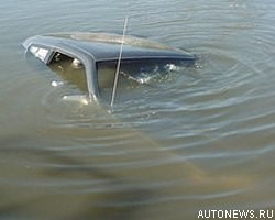 Автомобиль с пассажирами сорвался в Обводный канал 