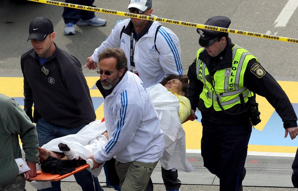 На финише Бостонского марафона прогремели два взрыва
