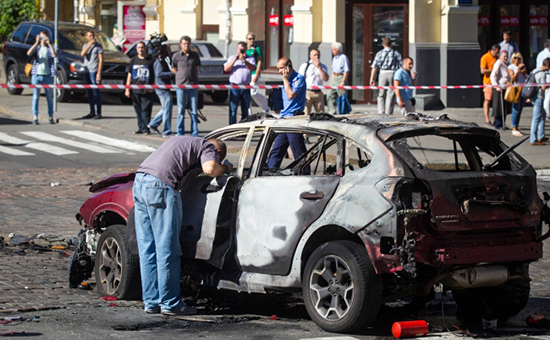 На месте взрыва автомобиля, за рулем которого находился Павел Шеремет,&nbsp;20 июля 2016 года


