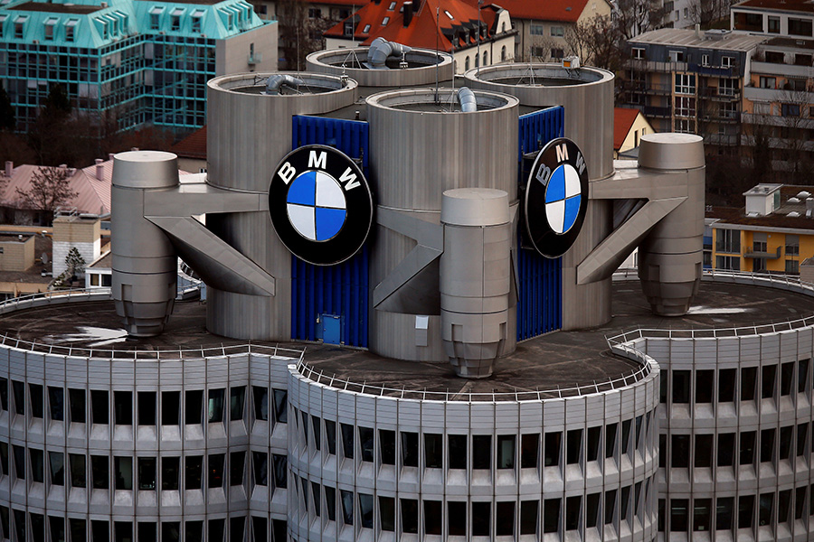 В декабре 2016 года австралийское подразделение компании BMW обязали выплатить клиентам около $57 млн. Суд установил, что фирма&nbsp;в недостаточной степени информировала покупателей об условиях кредитования, из-за чего у тех сложилось впечатление, что они могут позволить себе дорогостоящие автомобили. Потерпевшими были признаны около 15 тыс. человек.
