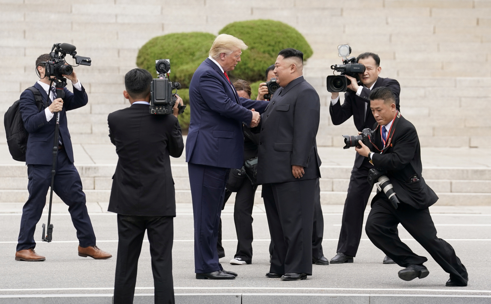 Трамп и Ким Чен Ын во время встречи летом 2019 года
