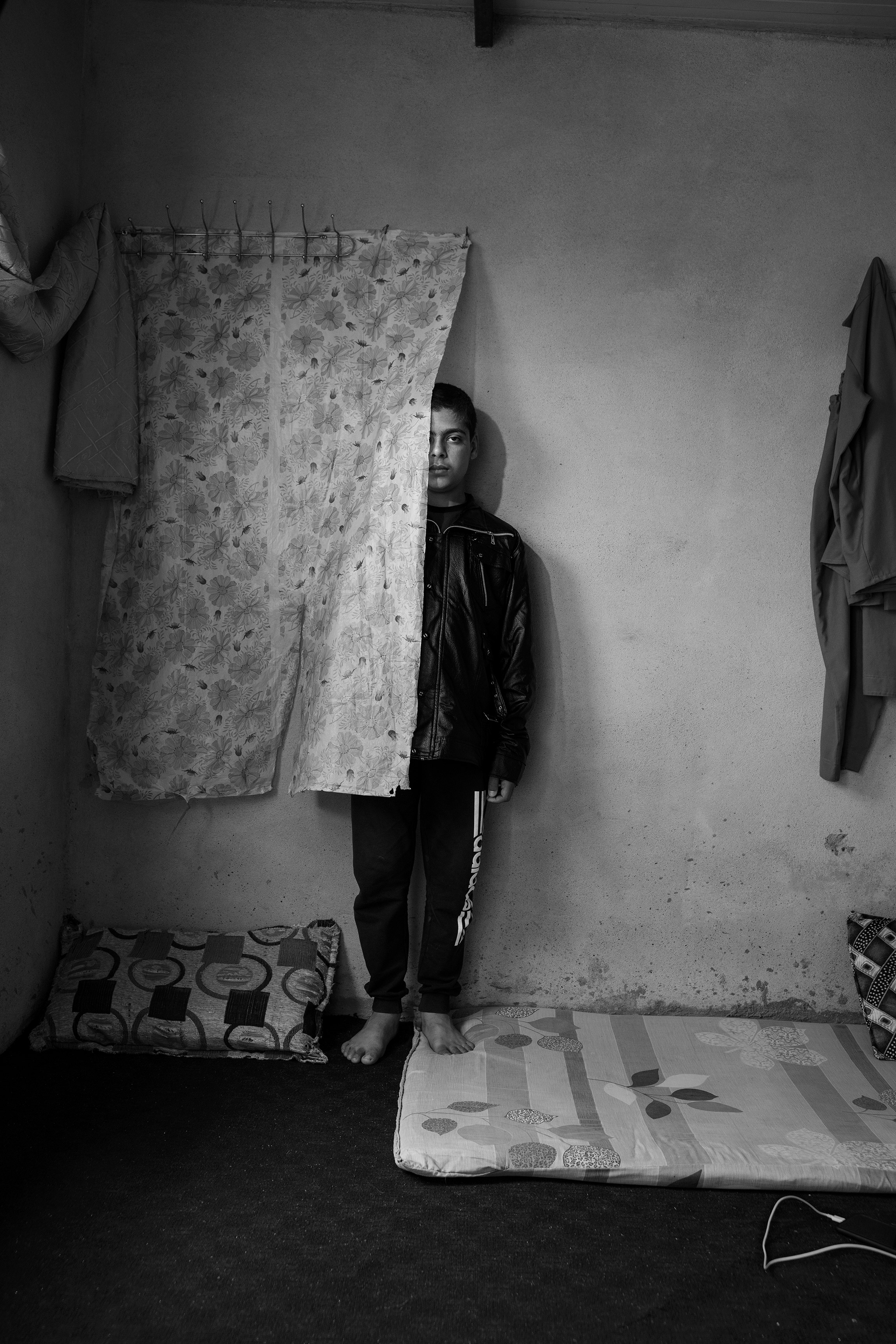 Автор:  Адам Фергюсон, для The New York Times Magazine

Проект &laquo;Похищенные&raquo;. На фото 11-летний Резан, который был похищен ИГ (террористическая организация &laquo;Исламское государство&raquo;, запрещена в России) в 2014 году и освобожден в начале 2019-го в лагере вынужденных переселенцев Ханке в Дохуке, Иракский Курдистан.

После того&nbsp;как ИГ&nbsp;отступила с территории вокруг Мосула на севере Ирака, были освобождены тысячи заключенных. Фотограф снял портреты перемещенных езидов и других меньшинств, которые пострадали от боевиков&nbsp;ИГ, в лагерях для беженцев на севере Ирака. Езиды воспринимаются боевиками как поклоняющиеся дьяволу. Когда боевики оккупировали земли езидов на севере Ирака в 2014 году, около 5 тыс. мужчин были убиты, женщин и девочек похищали и принуждали к сексуальному рабству, а мальчиков тренировали как будущих солдат. Около 500 тыс. езидов были вынуждены бежать
