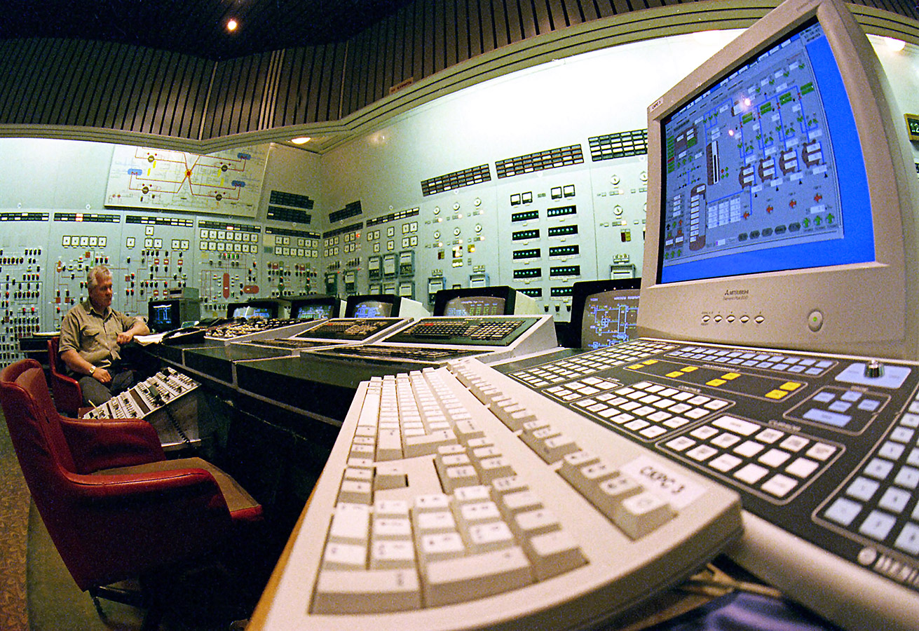 На фото: центральный пульт Запорожской АЭС, 10 апреля 2004