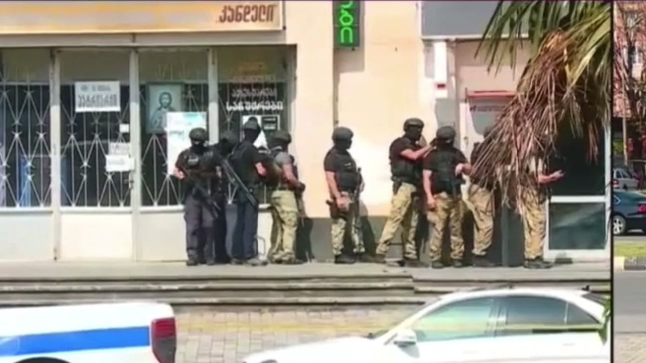 В Грузии вооруженный человек ворвался в банк и захватил заложников