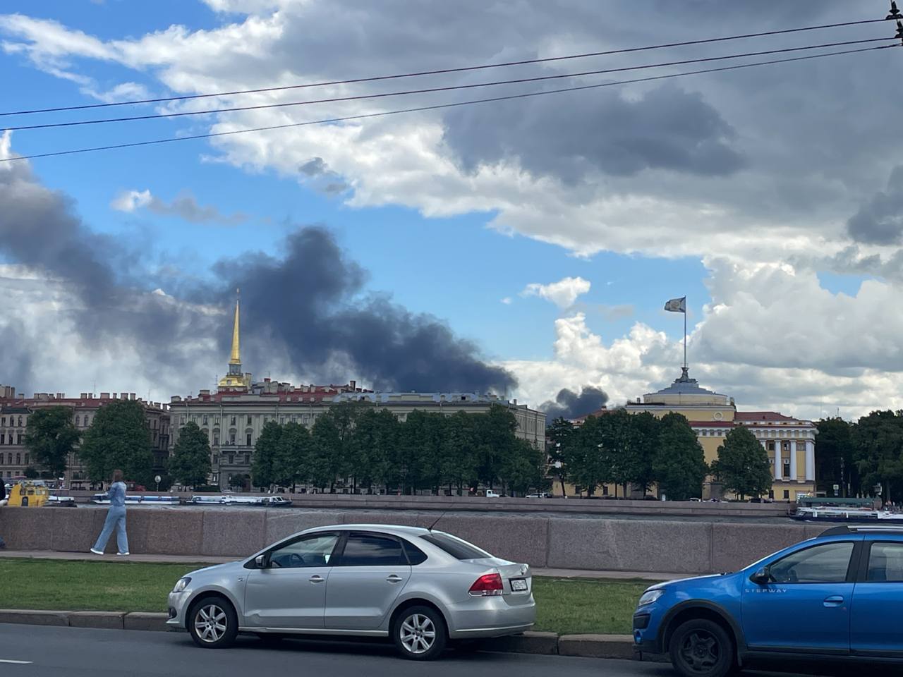 Дым от пожара на улице Салова виден в центре Петербурга