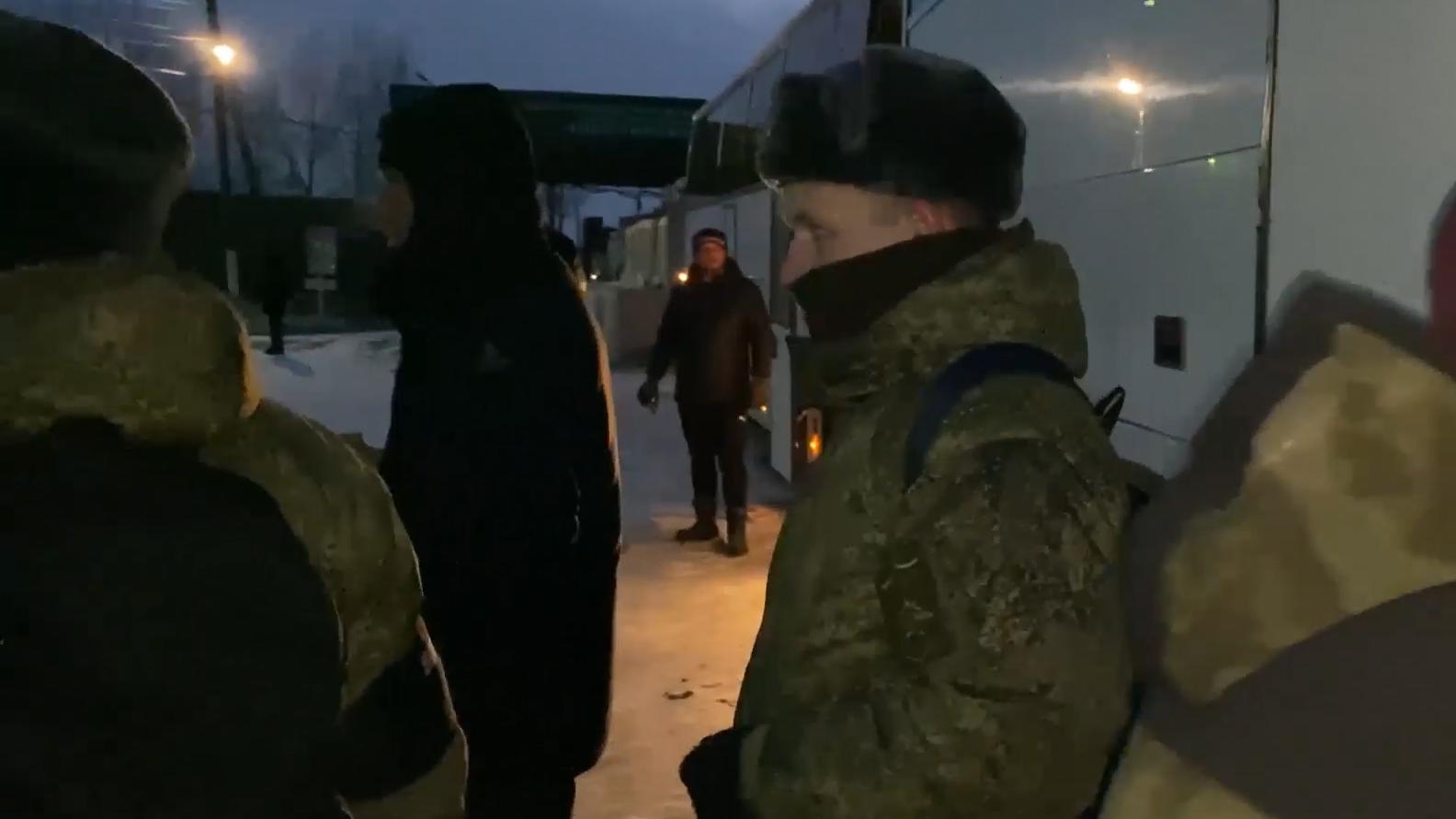 Появились кадры возвращения российских военных из плена