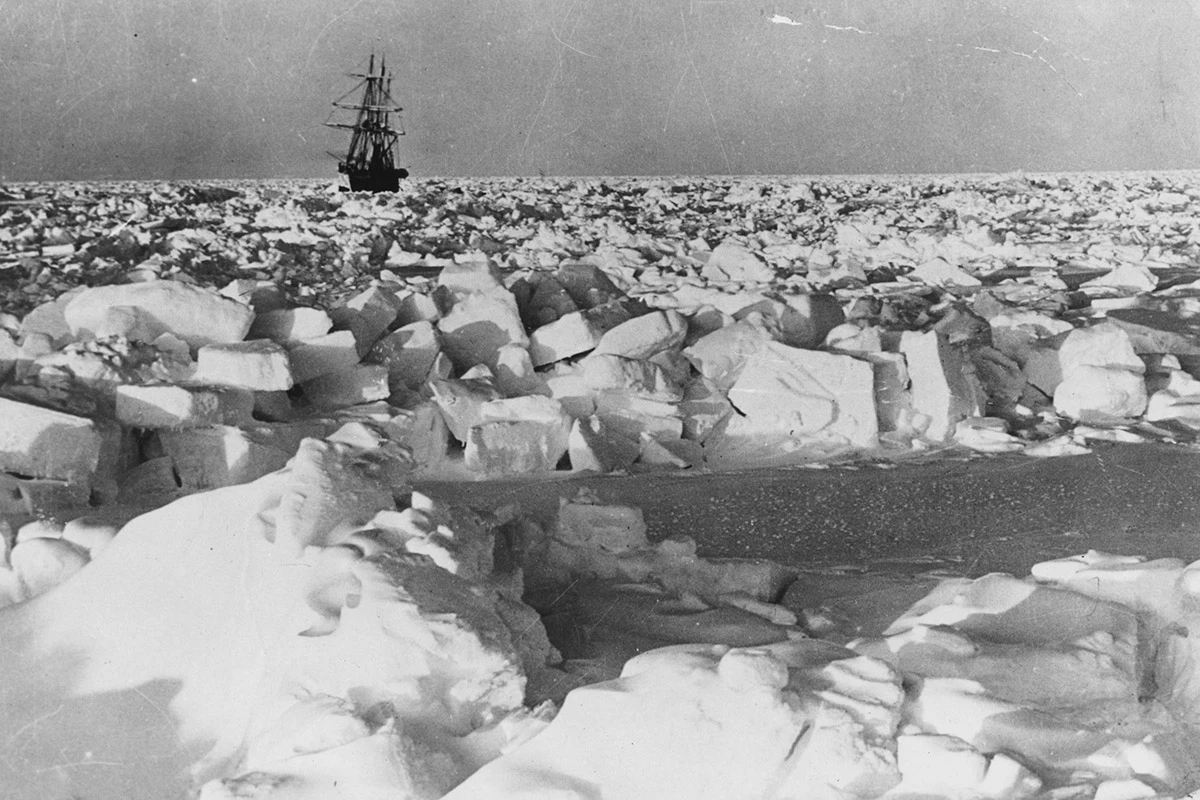 <p>Корабль исследователя сэра Эрнеста Шеклтона SS Nimrod во льдах Антарктики</p>