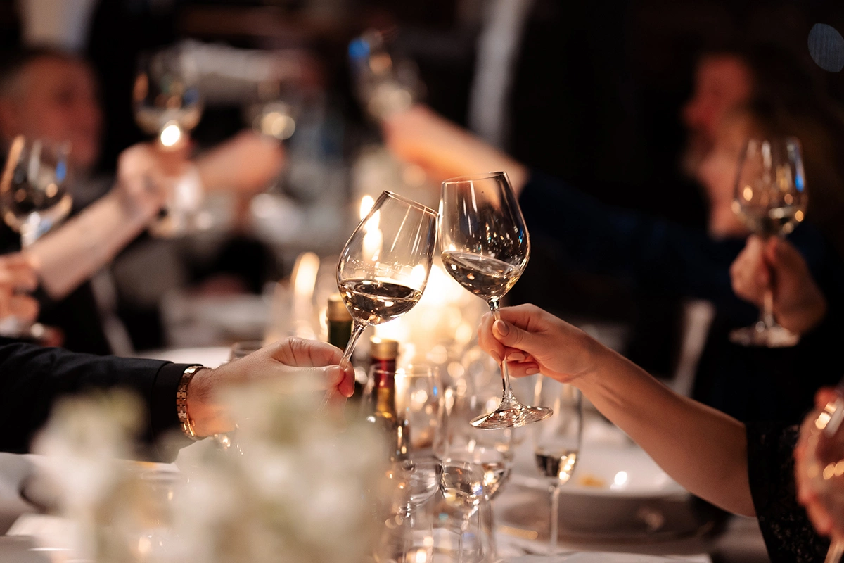 За возможность приносить свои напитки для употребления во время трапезы заведение устанавливает плату — пробковый сбор