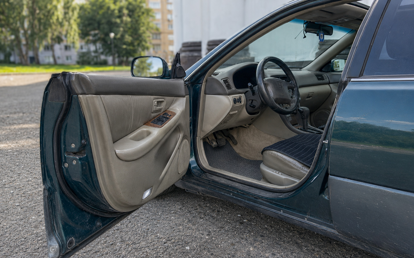 Интересной особенностью этой генерации Lexus ES являются безрамочные двери, прямо как в купе