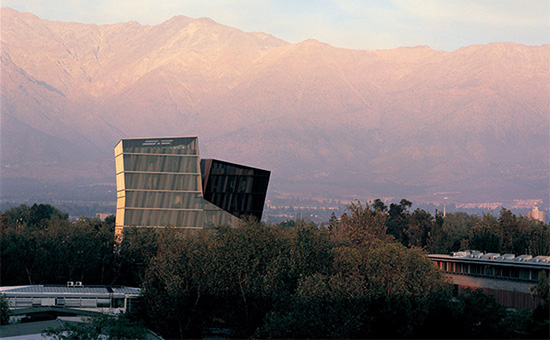 Здания &laquo;Сиамские близнецы&raquo; в которых находятся учебные аудиторий и офисы Католического университета Чили, Сантьяго, 2005 год