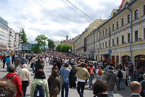 Многотысячная прогулка по московским бульварам 