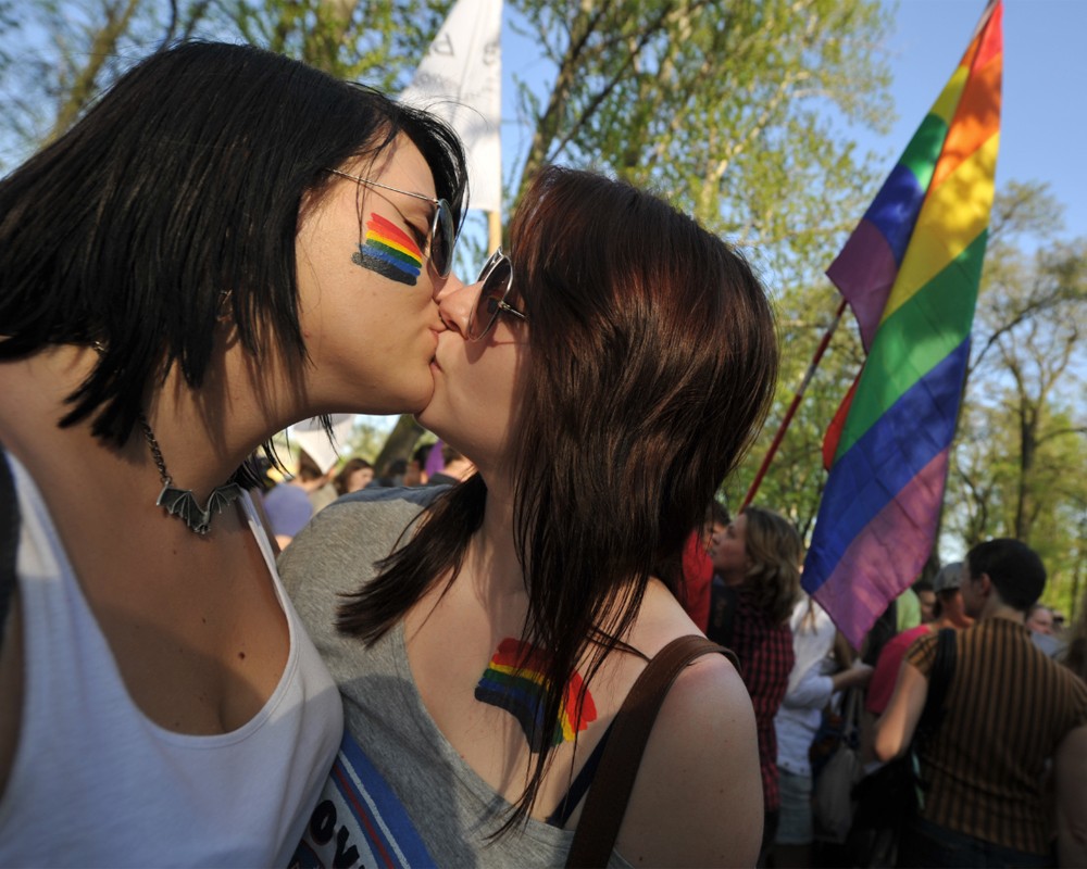 Принятие закона о запрете гей-пропаганды вылилось в потасовку у Думы — РБК