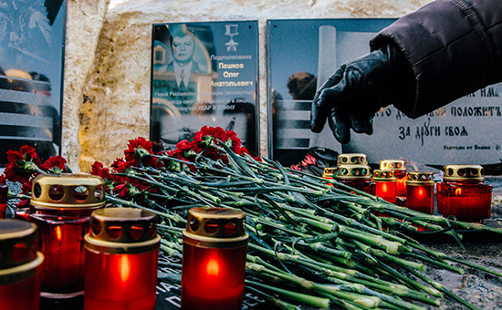 Мемориальная доска на памятнике воинской славы в селе Возжаевка Амурской области, где служил погибший в Сирии командир бомбардировщка Су-24 Олег Пешков