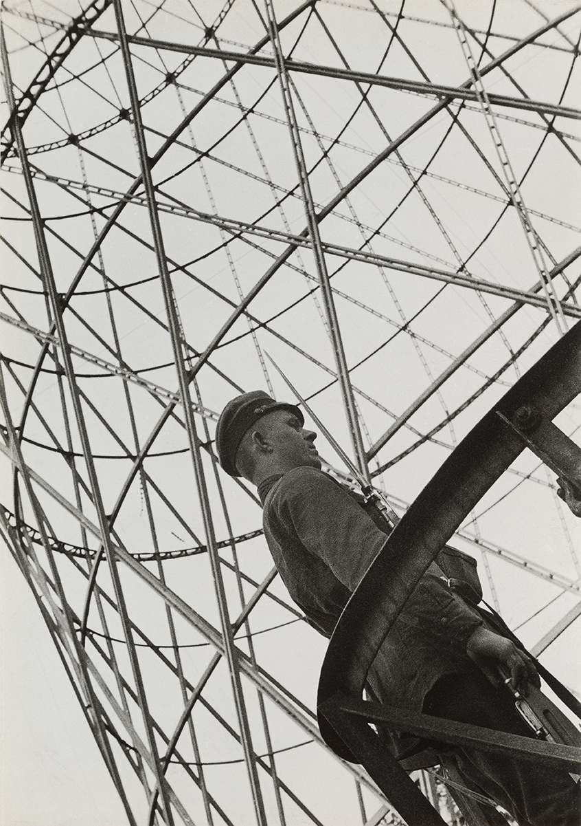 Александр Родченко. &laquo;Охранник рядом с Шуховской башней&raquo;, 1929
