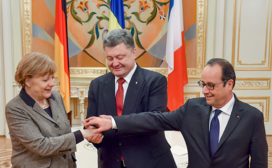 Канцлер Германии Ангела Меркель, президент Украины Петр Порошенко и президент Франции Франсуа Олланд (слева направо)


