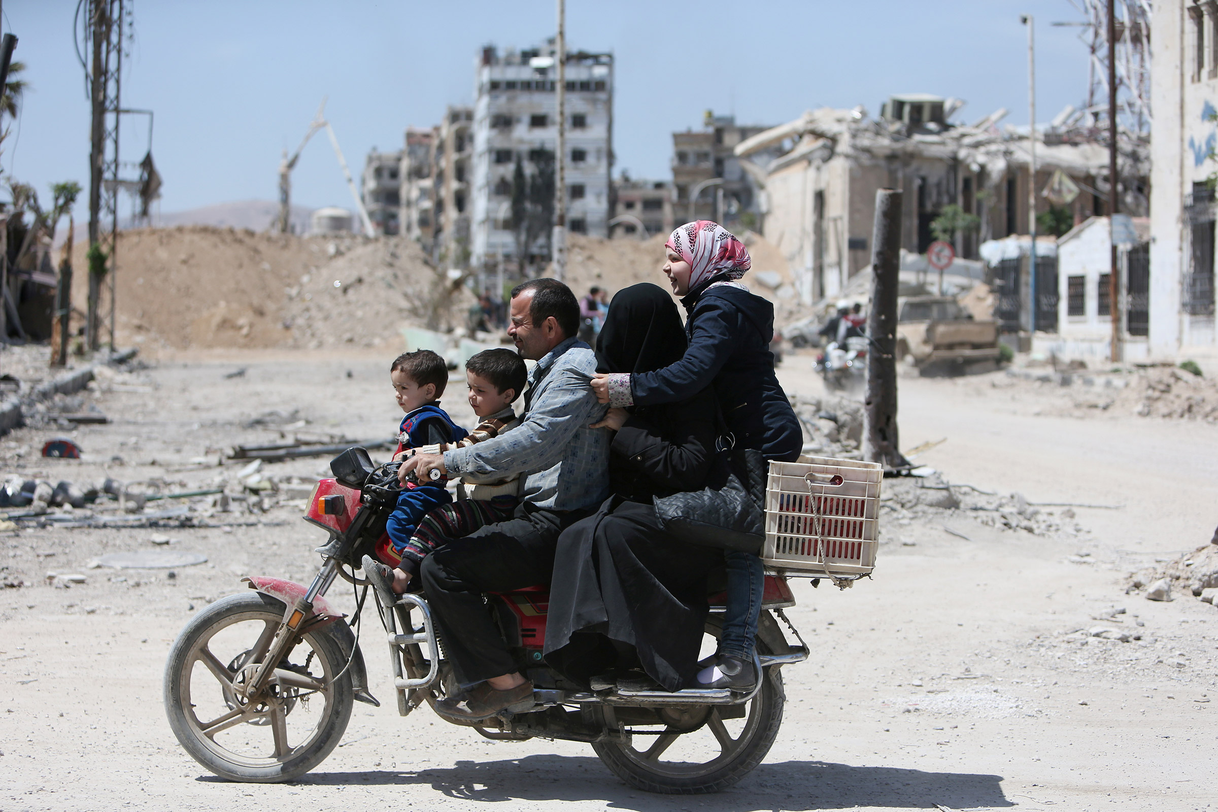 Всего в Сирии за сутки в свои дома вернулись почти 600 мирных жителей. По информации Минобороны РФ, с начала гуманитарной операции число вернувшихся сирийцев составило более 59 тыс. человек.

