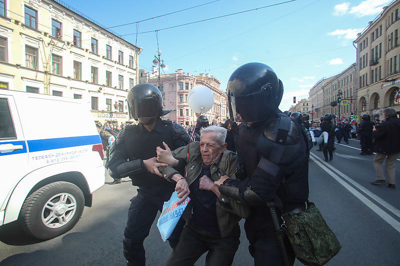​Полиция задерживает участников первомайской демонстрации в Петербурге