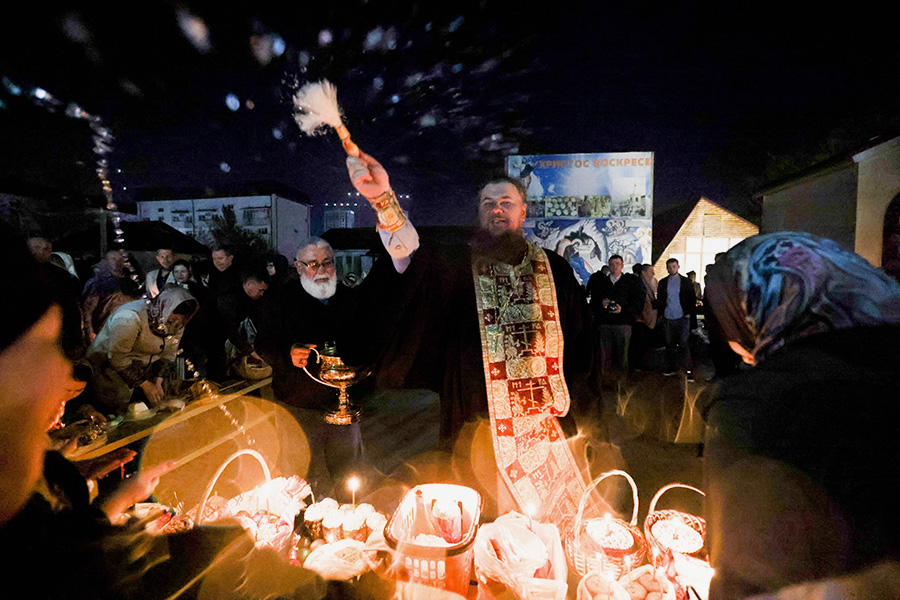 Верующие и священнослужители во время пасхальной службы в церкви Михаила Архангела в Грозном, Чечня