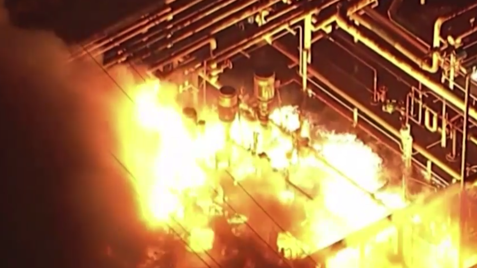 В Калифорнии загорелся нефтеперерабатывающий завод. Видео