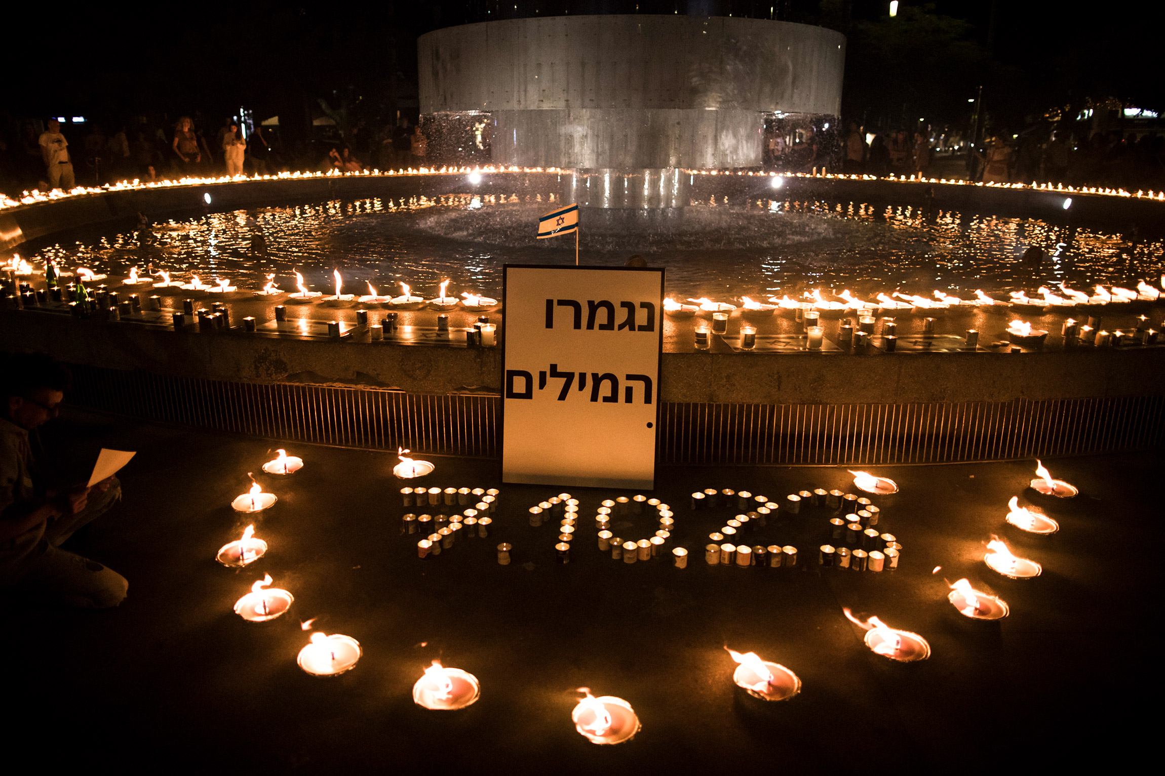 Табличка с надписью на иврите &laquo;Нет больше слов&raquo; возле свечей, зажженных в память о погибших мирных жителях и солдатах, Тель-Авив. 12 октября