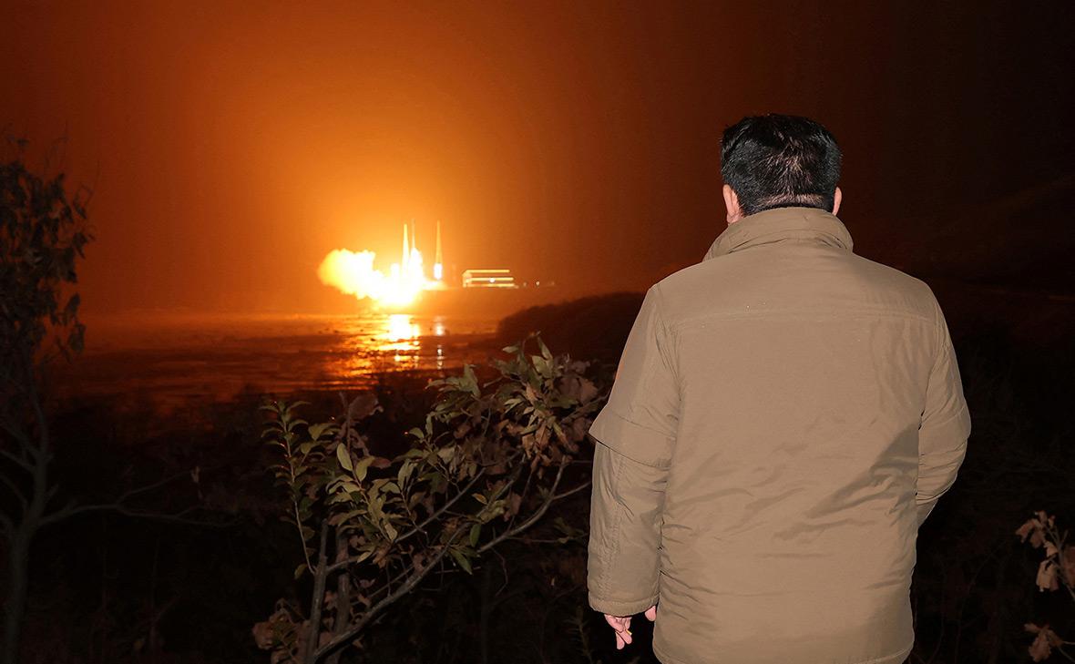 Ким Чен Ын наблюдает за запуском ракеты-носителя
