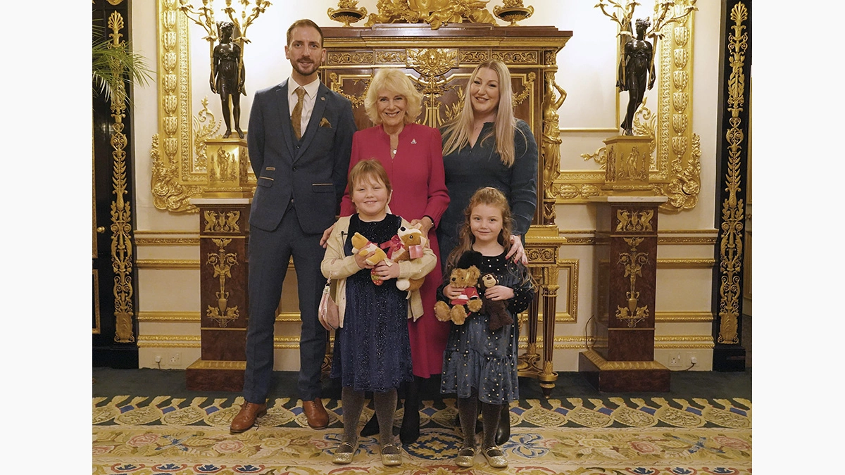 <p>Королева Камилла с семилетней Оливией Тейлор и членами ее семьи:&nbsp;четырехлетней сестрой Имоджин, отцом Мэттом&nbsp;и матерью Лизой</p>