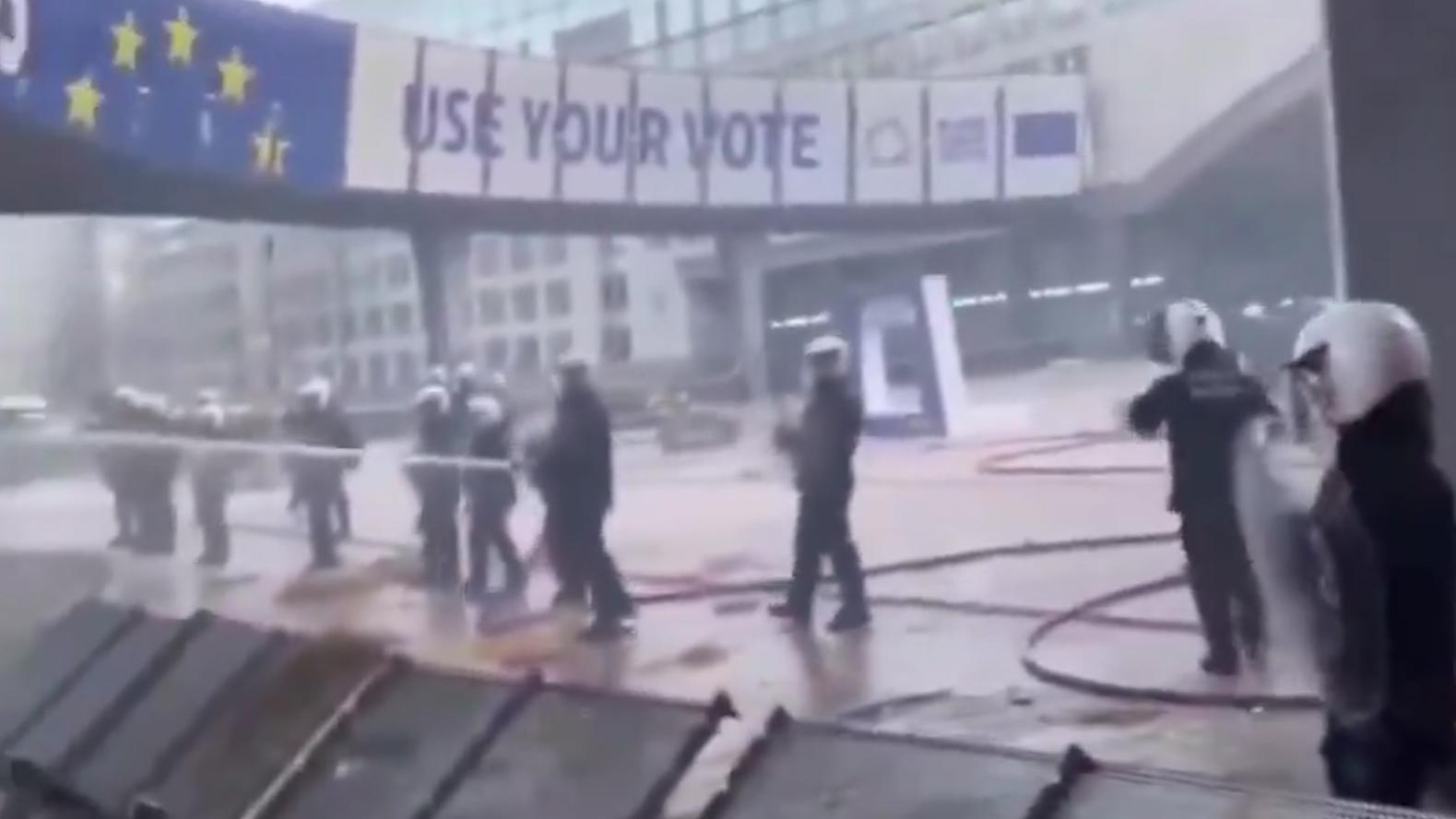Протесты фермеров в Брюсселе во время саммита ЕС по Украине. Видео