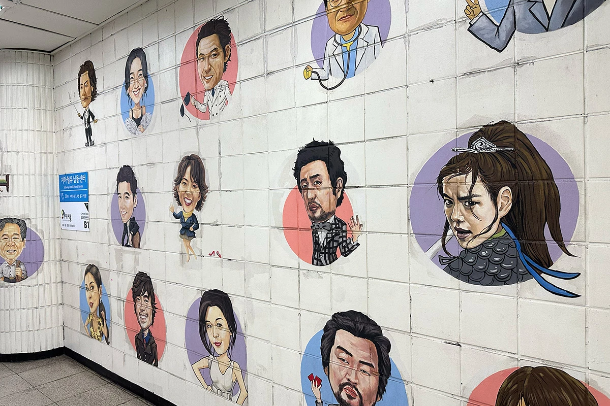 <p>Стена в метро Сеула</p>