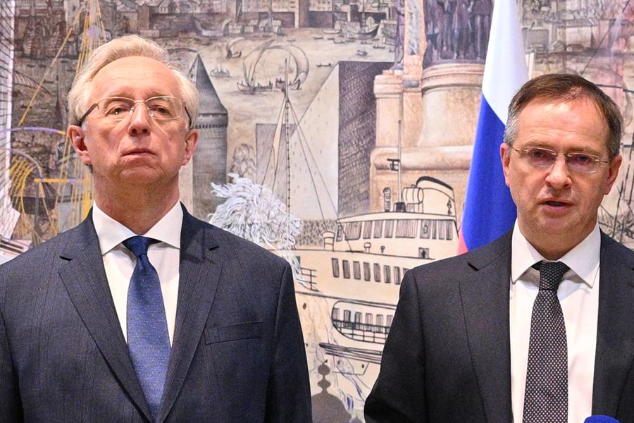 Михаил Галузин (слева) и Владимир Мединский&nbsp;во время заявления российской делегации по итогам переговоров России и Украины, 16 мая 2025 года