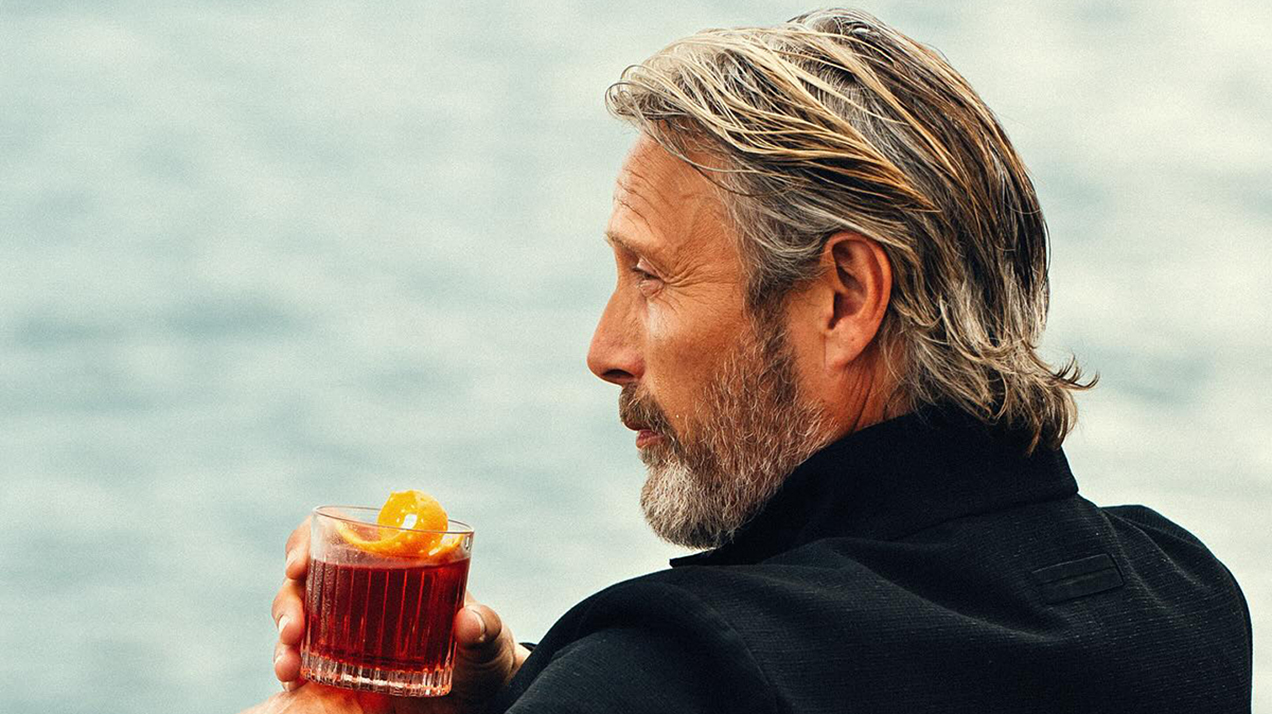 Мадс Миккельсен подал авторский негрони на вечеринке Campari в Каннах