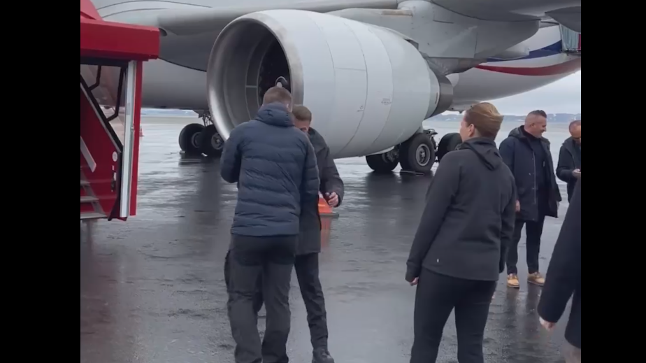 Макрон впервые прилетел в Гренландию. Видео