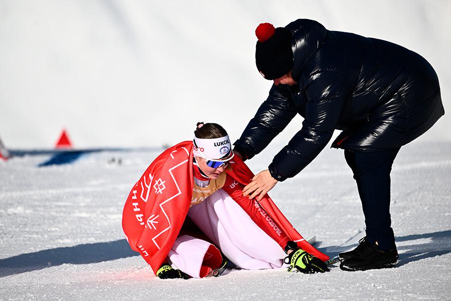 Елена Вяльбе поддерживает Алину&nbsp;Пеклецову&nbsp;на финише&nbsp;на Кубке России по лыжным гонкам в Кировске, 2025 год