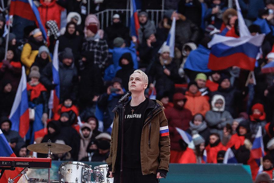 Певец Ярослав Дронов (Shamаn) во время праздничного концерта, приуроченного ко Дню Защитника Отечества, на стадионе «Лужники», февраль 2023 года
