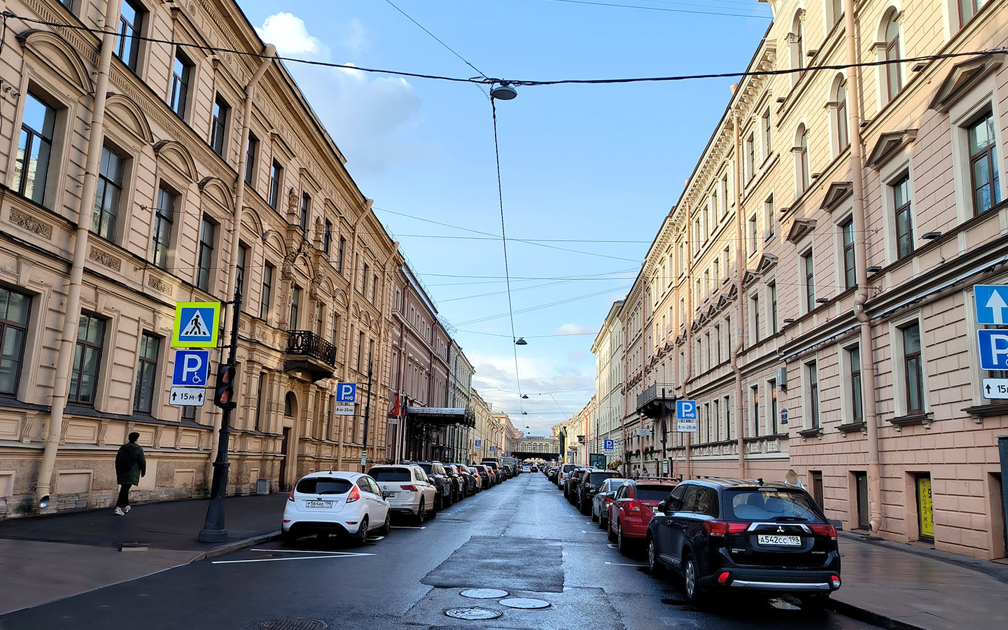 Общая емкость зоны платной парковки в Санкт-Петербурге 47735 машиномест, из них платные &mdash; 42700, для инвалидов &mdash; 5035