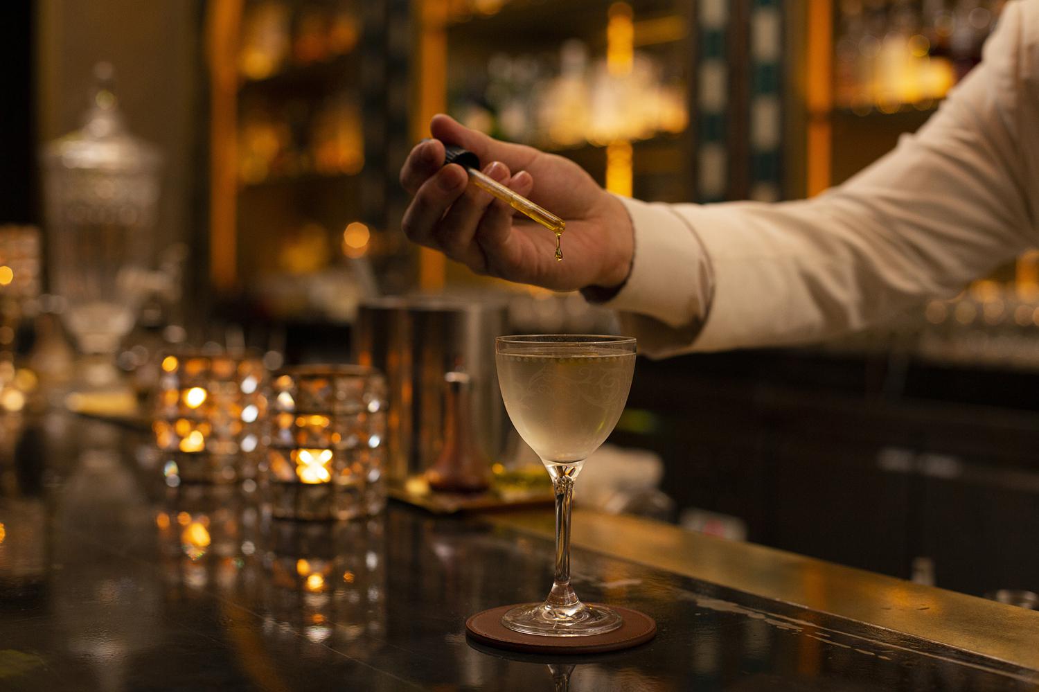 35 баров России, где можно попробовать коктейли лучших бартендеров мира