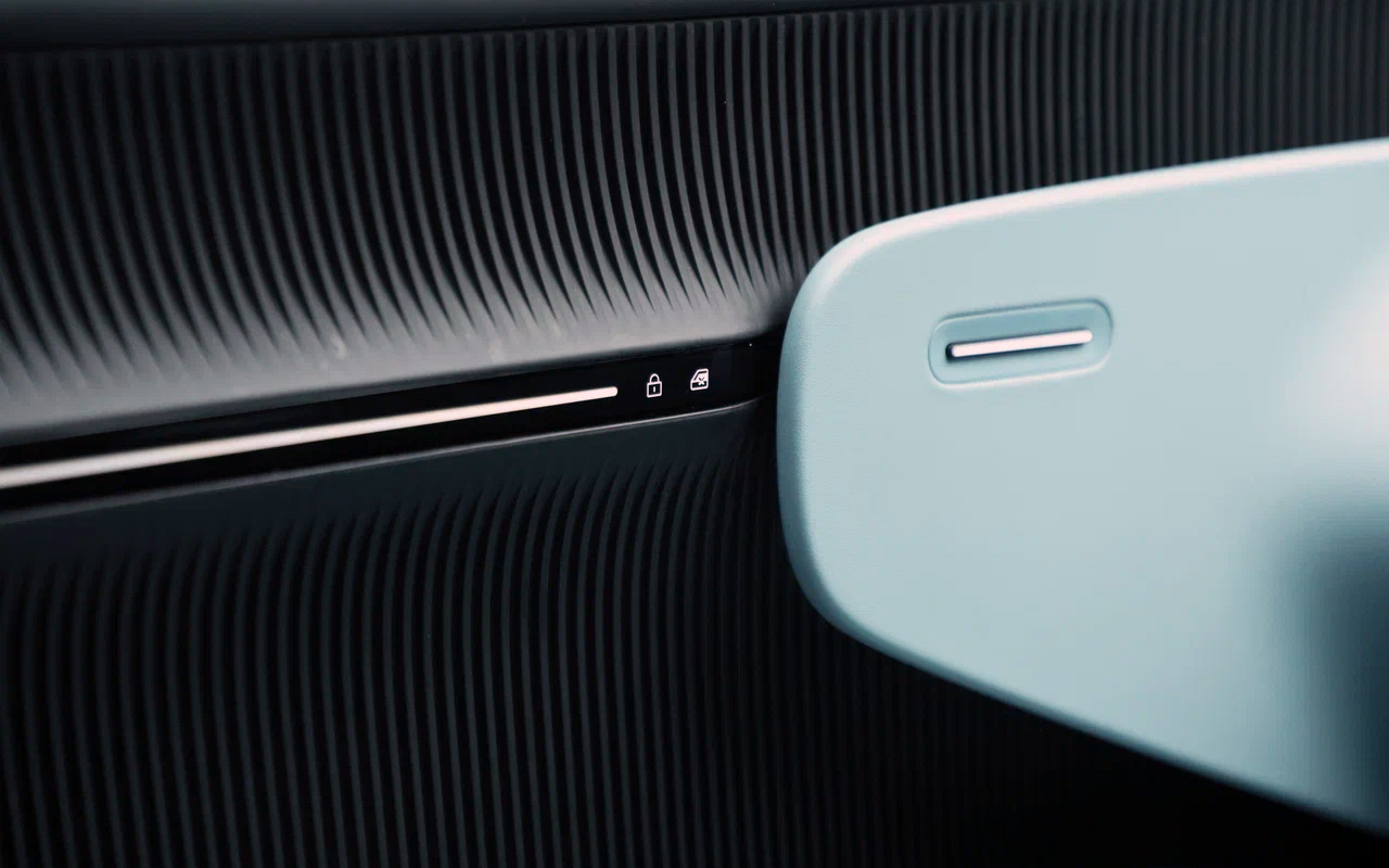 Дверные карты на Avatr 12 замысловаты и визуально интересны, но кнопки&nbsp;открывания и закрывания дверей в текущем виде&nbsp;наверняка&nbsp;продержатся недолго:&nbsp;в Китае уже вводят специальные требования и отдельный регламент для них