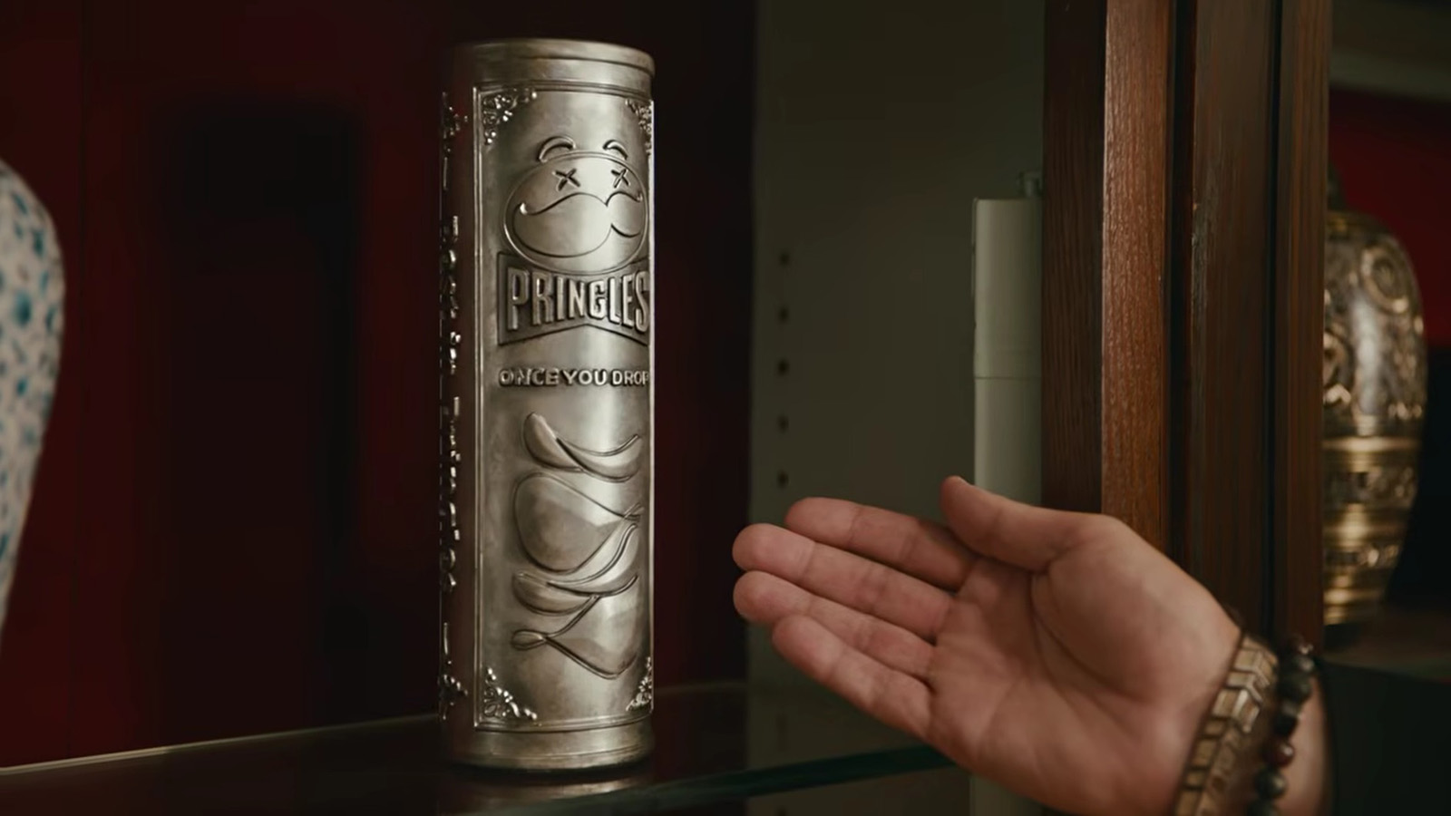 Кадр из видео Pringles