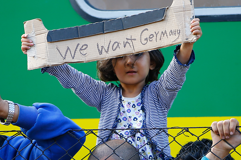 Девочка-мигрант на железнодорожной станции Бичке в Венгрии требует отправить ее в Германию


