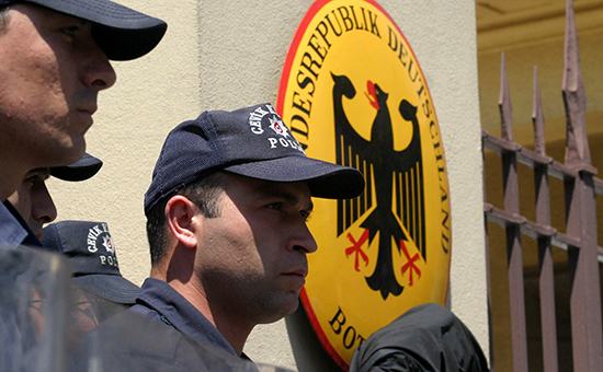 Турецкая полиция у посольства Германии в Анкаре



