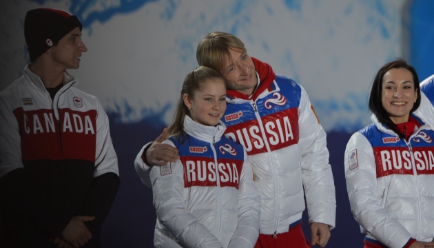 Плющенко тепло приобнял совсем еще молодую российскую фигуристку, но уже - олимпийскую чемпионку.