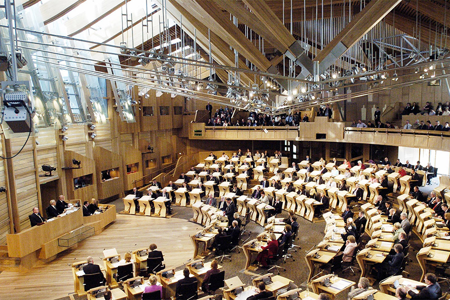 В сентябре 1997 года состоялся второй референдум о&nbsp;передаче части полномочий от&nbsp;центра региональному правительству, на&nbsp;котором&nbsp;74,3% проголосовавших (44,87% от&nbsp;общего числа избирателей) высказались за&nbsp;создание шотландского парламента. В результате 17 ноября 1998 года парламентом Великобритании был принят &laquo;Акт о&nbsp;Шотландии&raquo;, согласно&nbsp;которому&nbsp;в&nbsp;Шотландии создавался аналог кабинета министров&nbsp;&mdash;&nbsp;Шотландская администрация (ее главой стал Дональд Дьюар), а&nbsp;также собственный парламент. Он имел ограниченные права на&nbsp;законотворчество и&nbsp;налогообложение на&nbsp;территории Шотландии.
