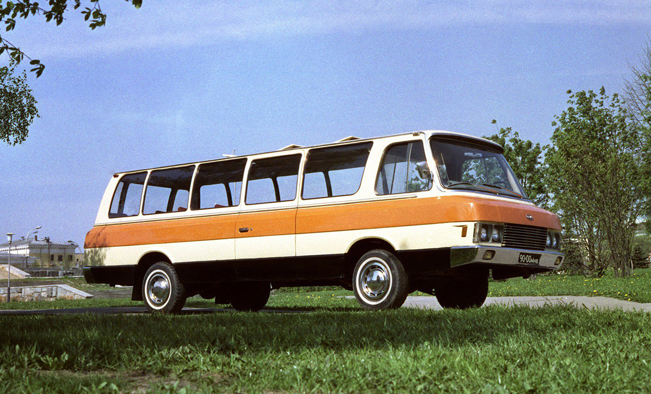 Красивый и редкий автобус на узлах лимузина ЗИЛ-111 частенько появлялся в представительных кортежах в самом стандартном виде и особенно мощной модификации не имел. Машина использовала несущий кузов, шасси и трансмиссию ЗИЛ-111, а также двигатель V8 от грузовика ЗИЛ-130, дефорсированный до 150 лошадиных сил. Помимо версий для перевозки высокопоставленных пассажиров, ЗИЛ-118 имели модификации с медицинским оборудованием и высокой крышей, где можно было проводить операции &mdash; такие служили в 4-м &laquo;партийном&raquo; управлении Минздрава. Но самой интересной была модификация для КГБ, начиненная подслушивающей аппаратурой. Специальных индексов такие машины не имели.