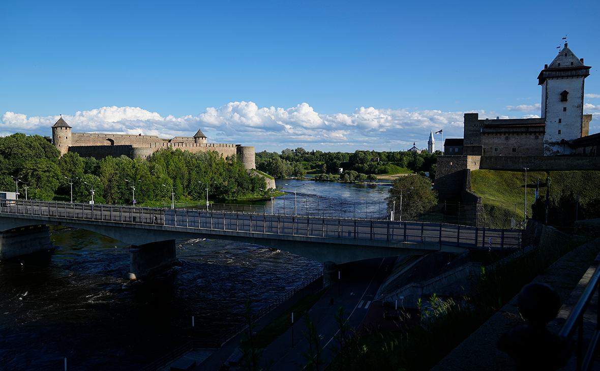 Мост в Ивангороде, Россия (слева), и пограничный переход в Нарве, Эстония