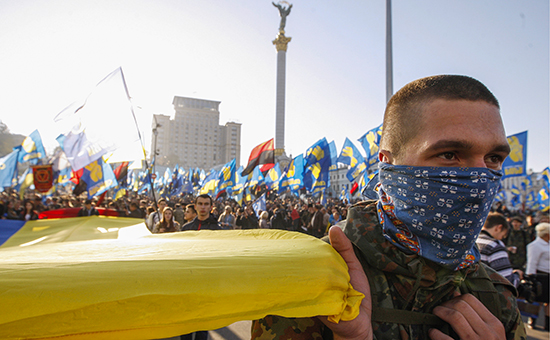 Участники марша сторонников партии "Свобода" и Украинской повстанческой армии на площади Независимости
