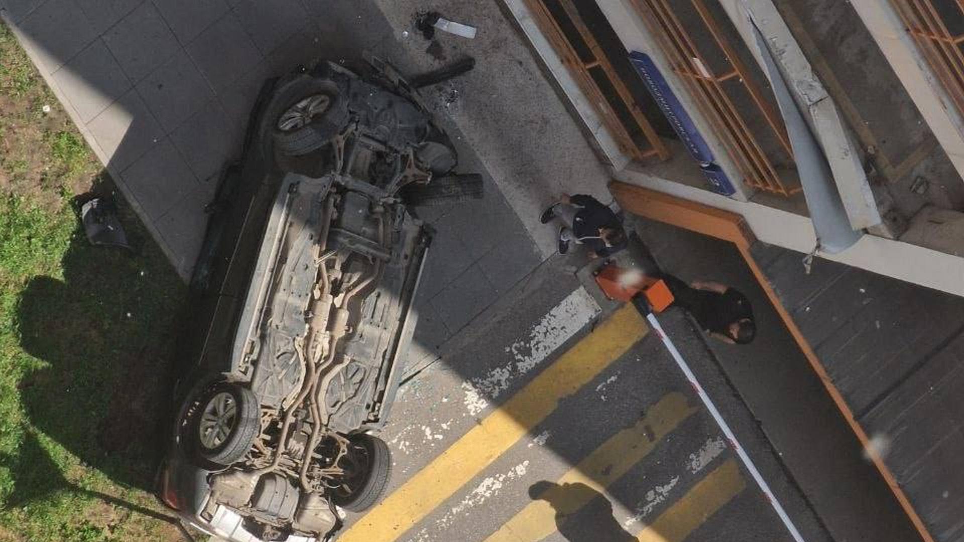 Автомобиль упал с третьего этажа парковки на севере Москвы