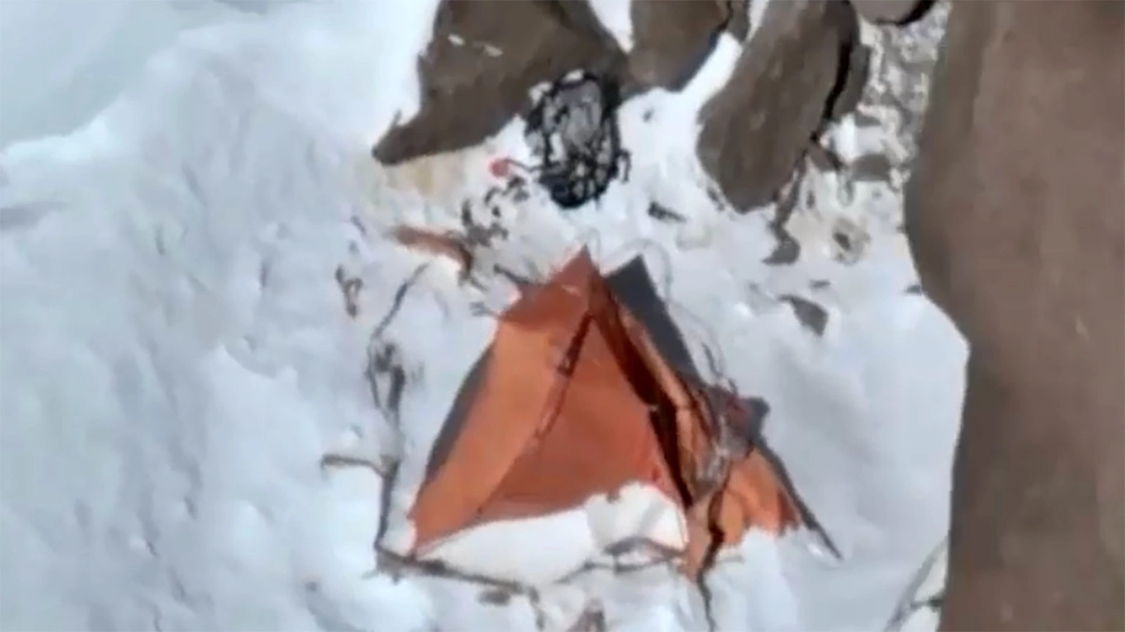 Рядом с палаткой Наговициной на пике Победы заметили черный рюкзак