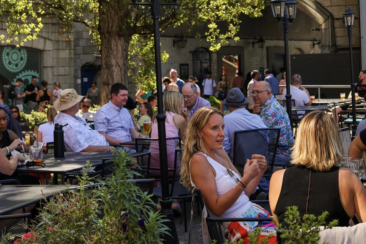 Здесь вам предложат жареную курицу в нескольких вариантах и с разными соусами, четыре вида сэндвичей, несколько видов бургеров и классическое британское блюдо Fish and Chips