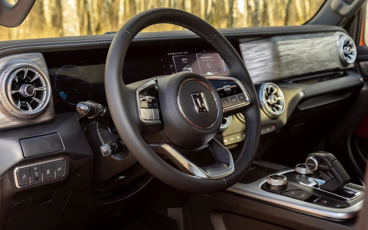 Еще одна визитная карточка обновленного Tank 300 &mdash;&nbsp;новый руль. Точнее, он лишь частично новый: изменениям подверглись боковые спицы и блоки кнопок. Теперь и выглядит моднее, и пользоваться удобнее. Жаль, не обошлось без бликующего глянца